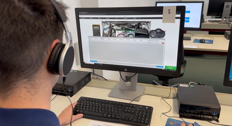Praktische Kfz-Gesellenprüfung zum ersten Mal mit digitaler Prüfungsstation