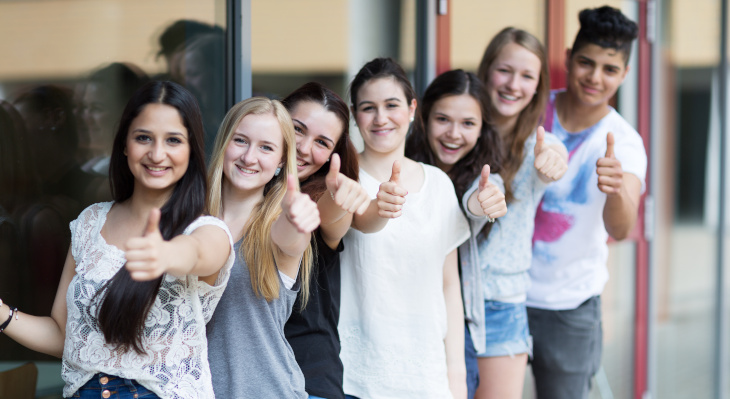 Junge Menschen mit Daumen nach oben_56715682_730x399px.jpeg