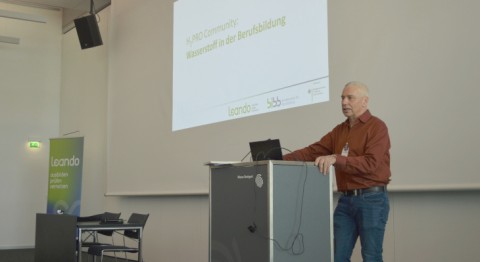 Dr. Gert Zinke begrüßte die Teilnehmenden des Workshops und präsentierte wichtige Erkenntnisse aus dem BIBB-Projekt "H2PRO", aus dem eine Community auf dem Portal Leando hervorgegangen ist.