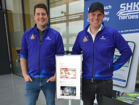 Nach den Vorträgen präsentierten Timo Kannegießer (li.) und Patrick Stimpfle (re.) den Workshop-Teilnehmenden an einem Infostand die erfolgreiche Community-App "SHK Heroes".