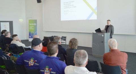 Manuel Hafner präsentierte ein Projekt der Stadtwerke Stuttgart, durch das H2 direkt am Stuttgarter Hafen produziert werden kann.