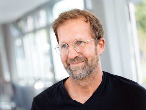 Helge Berlitz-Olle prüft angehende Mediengestalter Bild und Ton.