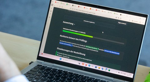 KI-Exam hilft bei der Bewertung von Freitextaufgaben. Es ordnet Antworten und erleichtert Vergleiche.