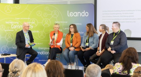 Neben Keynote und Workshops gab auch eine moderierte Podiumsdiskussion wertvolle Impulse zum Einsatz von KI in der Ausbildung. Die Teilnehmenden teilten eigen Erfahrungen im Umgang mit dieser Technologie.