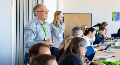 Im Workshop "Prüfungen mit KI" stellten die Referenten Thomas Hagenhofer (li.), Vanessa Frohn (re.), Katharina Hähn und Benedikt Severin (nicht im Bild) KI-Anwendungen vor, mit denen sich Aufgaben leicht(er) verständlich formulieren und bewerten lassen.