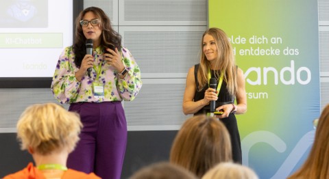 Isabelle Schlender (li.) und Melanie Schütt (re.) vom BIBB stellten im Rahmen der Fachtagung die Neuentwicklungen am Portal Leando vor.