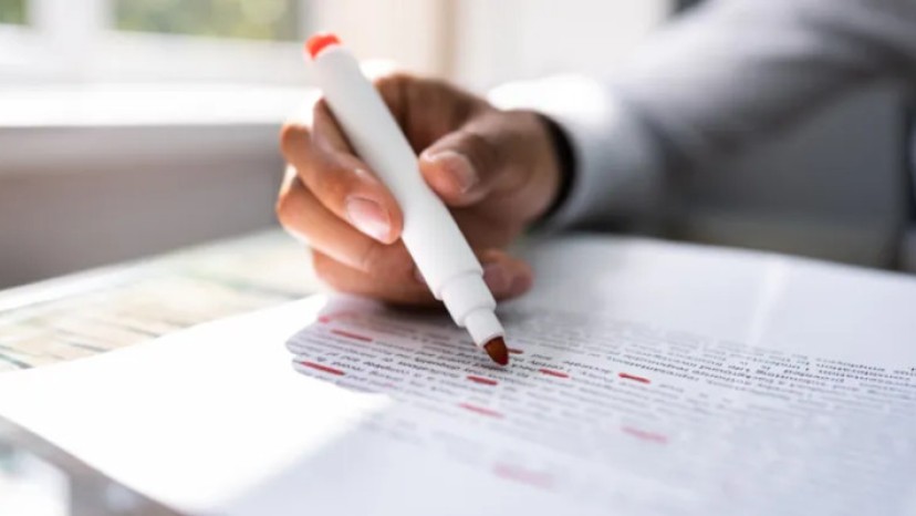 Hand hält Textmarker