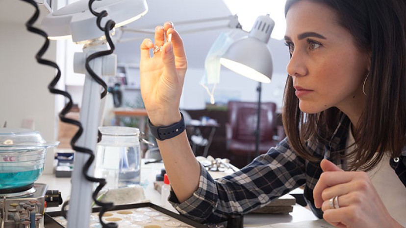 Goldschmiedin bei der Arbeit