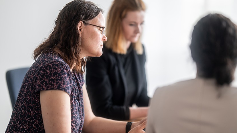 Drei Personen arbeiten miteinander