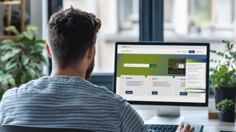 Mann blickt auf PC-Bildschirm, der Leando-Startseite und Chatbot zeigt