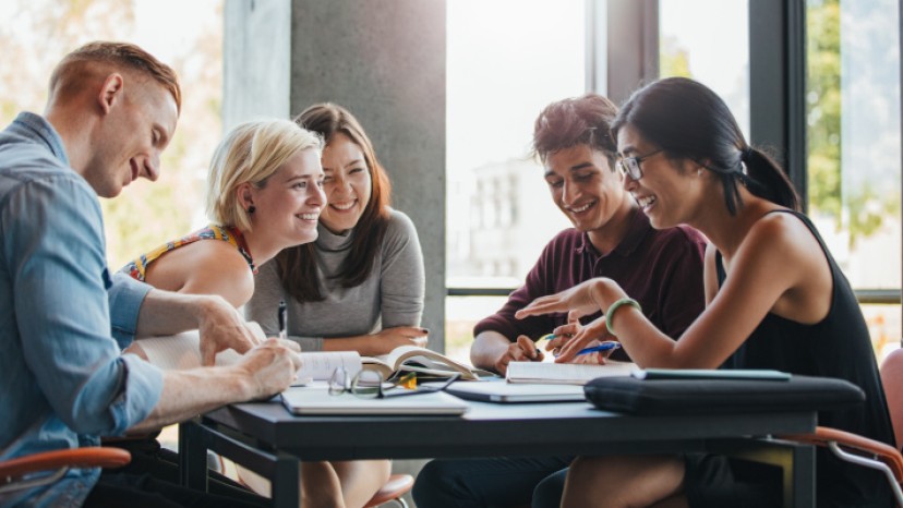 Junge Menschen in Lernsituation_128130222_730x399px.jpeg