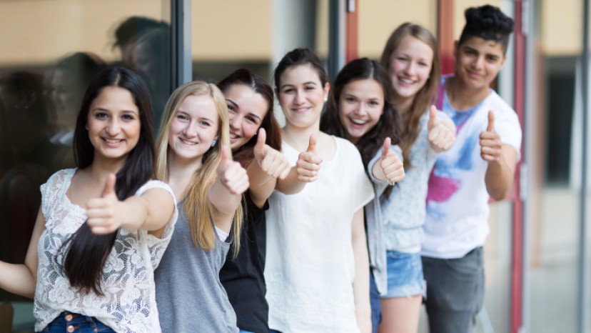Junge Menschen mit Daumen nach oben_56715682_730x399px.jpeg