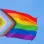 Einen Regenbogenflagge weht an einem Fahnenmast.