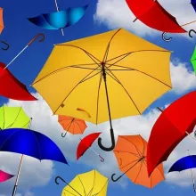 Bunte Regenschirme, die für Diversity und Vielfalt stehen