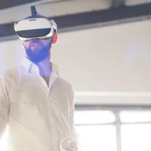 Mann mit VR-Brille