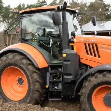 Traktor mit Pflug auf Feld