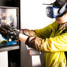 Mann mit VR-Datenbrille vor Bildschirm