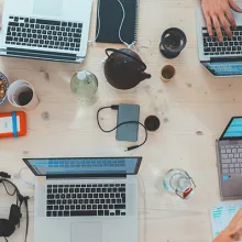 Schreibtisch aus der Vogelperspektive