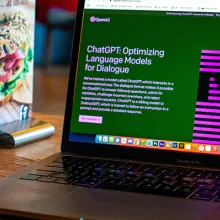 ChatGPT-Anwendung auf aufgeklapptem Laptop-Bildschirm