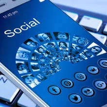 Handybildschirm mit Social Media-App geöffnet