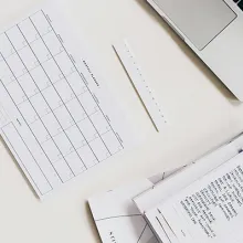 Schreibtisch mit Unterlagen aus Vogelperspektive