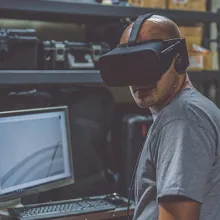 Mann mit VR-Brille in Büro