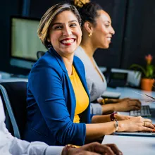 Frau lächelnd in Bürosituation