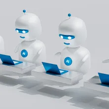 Roboter in Reihe vor Laptops