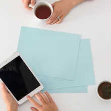 Kaffetassen, Blätter und Tablet auf Schreibtsich