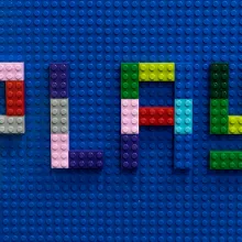 Das Wort Play mit Klemmsteinen gelegt