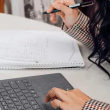 Laptop und Schreibblock auf Bürotisch