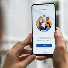 Social Media-Anwendung auf Handy-Bildschirm