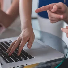 Hand auf Laptop-Tastatur