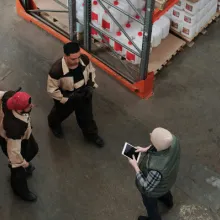 Arbeiter in Lagerhalle