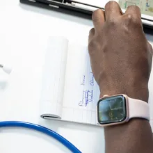 Hand über Notizzettel