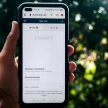 Handy-Bildschirm auf dem ChatGPT geöffnet ist