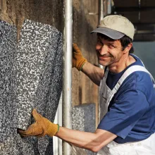 Handwerker bringt Wanddämmung an