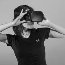 Frau mit VR-Brille