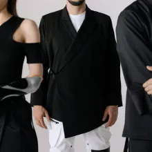 Personen in schwarzer Kleidung