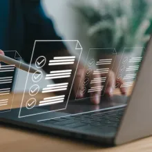 Laptop mit Online-Umfrage