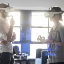 Mann und Frau mit VR-Datenbrille