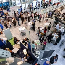 Messegelände mit Menschen