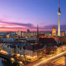 Skyline von Berlin im Abendhimmel / © Daniel - Adobe Stock
