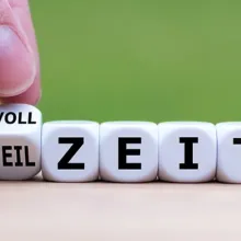 Würfel, die gemeinsam die Wörter Vollzeit bzw. Teilzeit ergeben