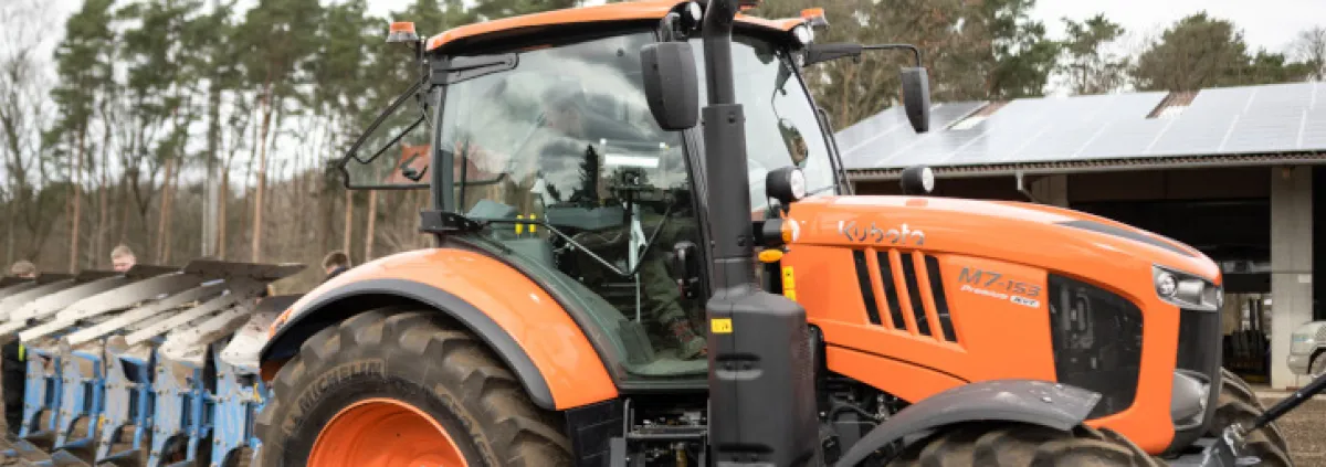 Traktor mit Pflug auf Feld