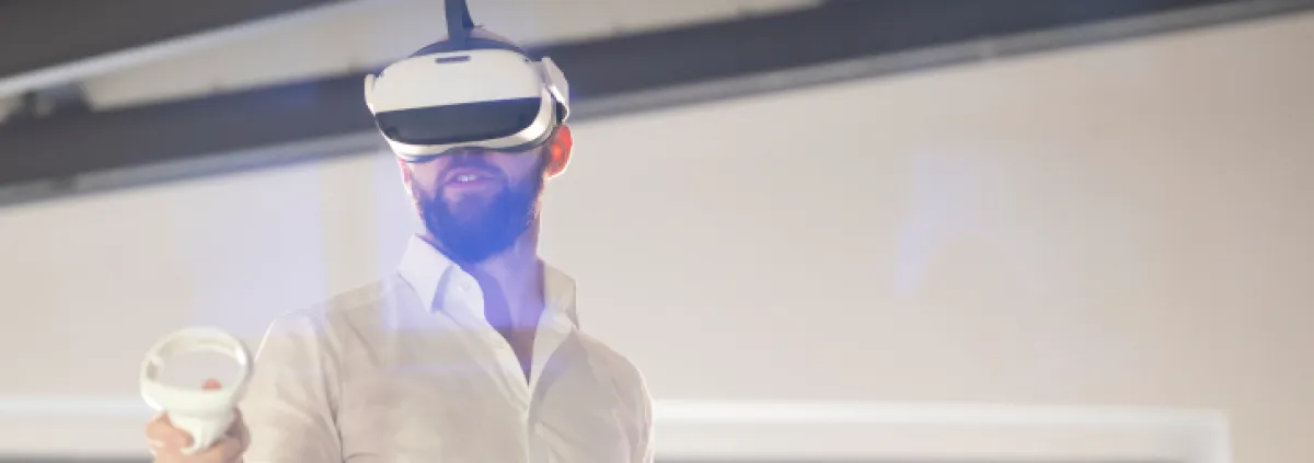 Mann mit VR-Brille und Controller