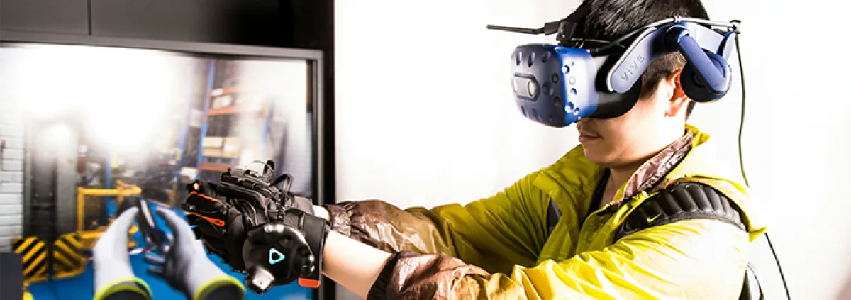 Mann mit VR-Datenbrille vor Bildschirm