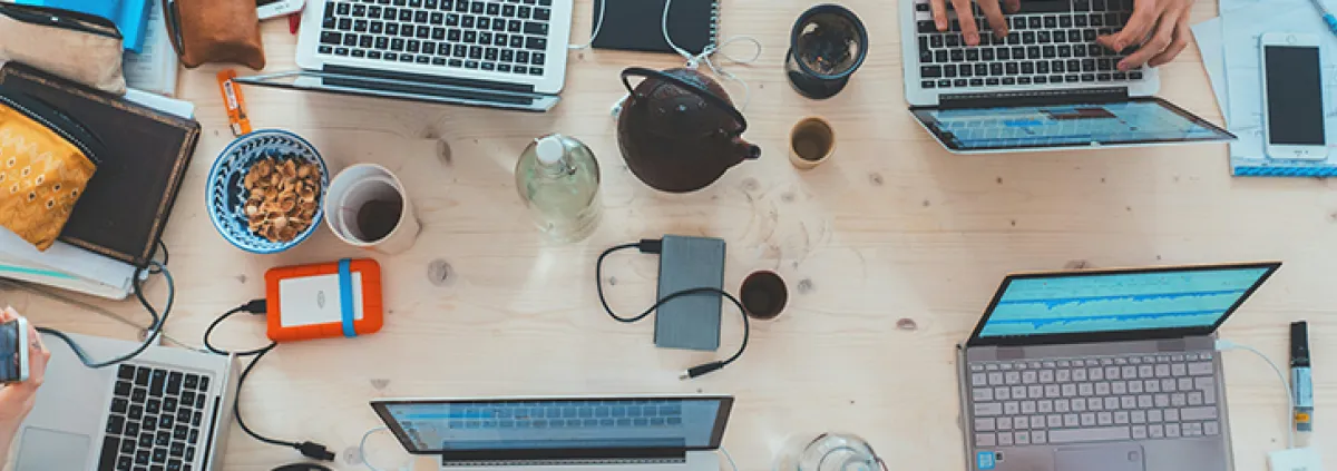 Schreibtisch aus der Vogelperspektive