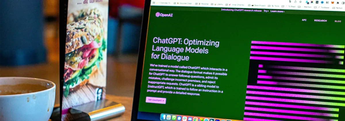 ChatGPT-Anwendung auf aufgeklapptem Laptop-Bildschirm