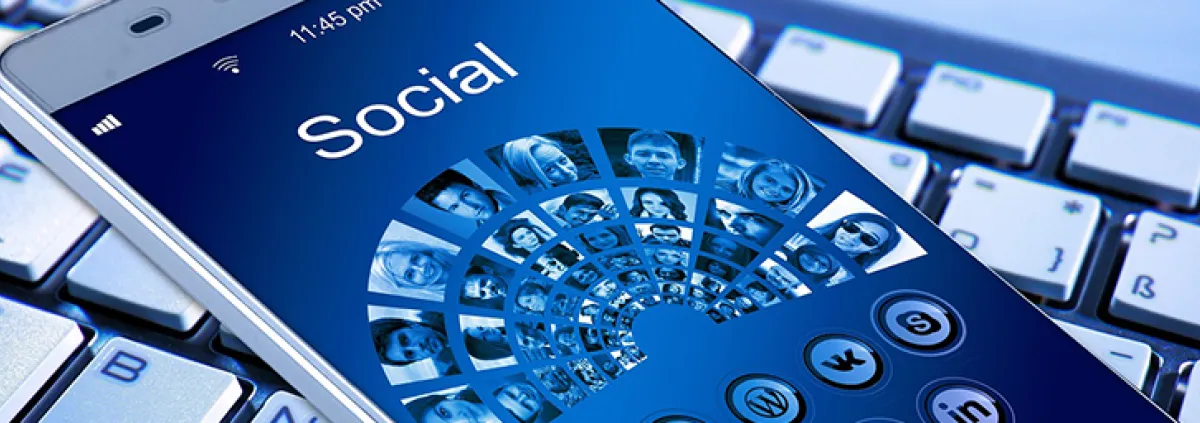 Handybildschirm mit Social Media-App geöffnet